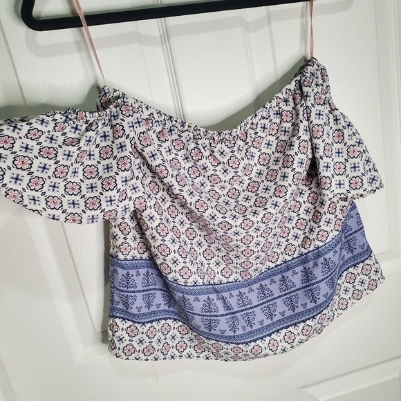 Forever 21 Off the Shoulder Flutter Sleeve Floral Geometric Crop Top - Picture 4 of 7